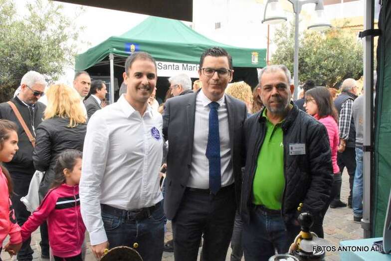 El vicepresidente del Gobierno de Canarias, Pablo Rodríguez, con el bodeguero teldense Isaac Florido (d) (Foto Antonio Alí)